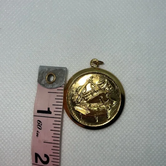 MUSICAL INSTRUMENT PENDANT CHARM GOLD TONE, PIANO, VIOLIN, SAXOPHONE, NOTES - Picture 7 of 8